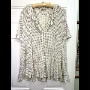 Beautiful flowing Anthropologie cream short sleeve top